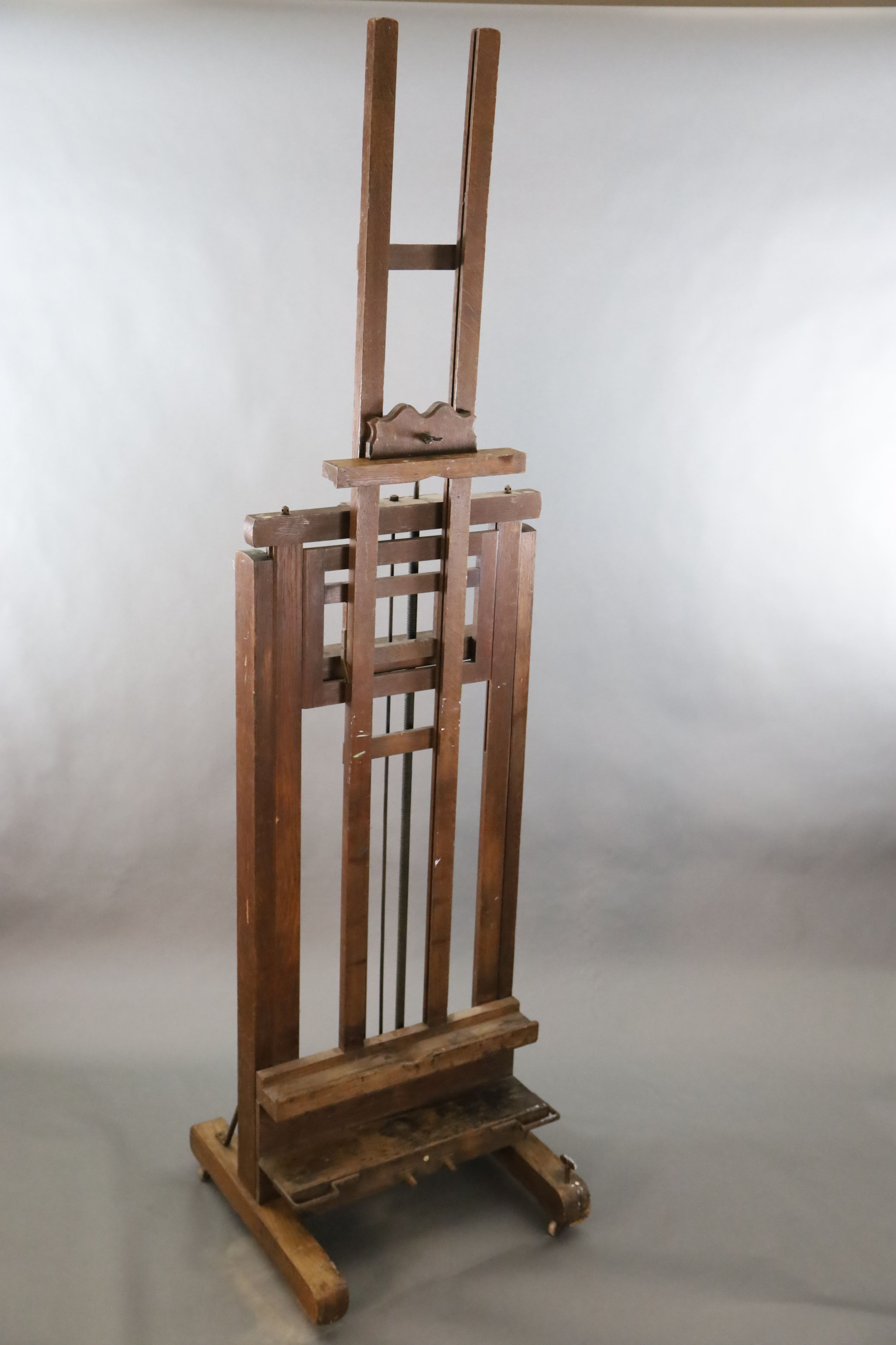 A Roberson & Co oak studio easel, W.2ft 4.5in. H.8ft 10in.